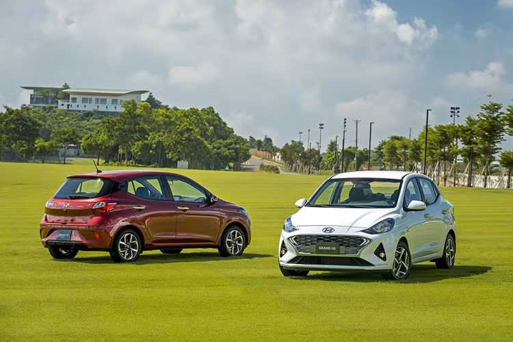 Nếu như hai năm liền liên tiếp 2019 - 2020, Hyundai Grand i10 “vững chãi” ở vị trí thứ 4 trong bảng xếp hạng những mẫu xe bán chạy nhất năm 2020 thì tới năm nay mẫu xe này chỉ “tạm đứng” thứ 8 với 10.380 xe. Trong tháng 11 vừa qua, Grand i10 chỉ có doanh số 1.071 xe và không nằm trong top 10 xe bán chạy nhất.