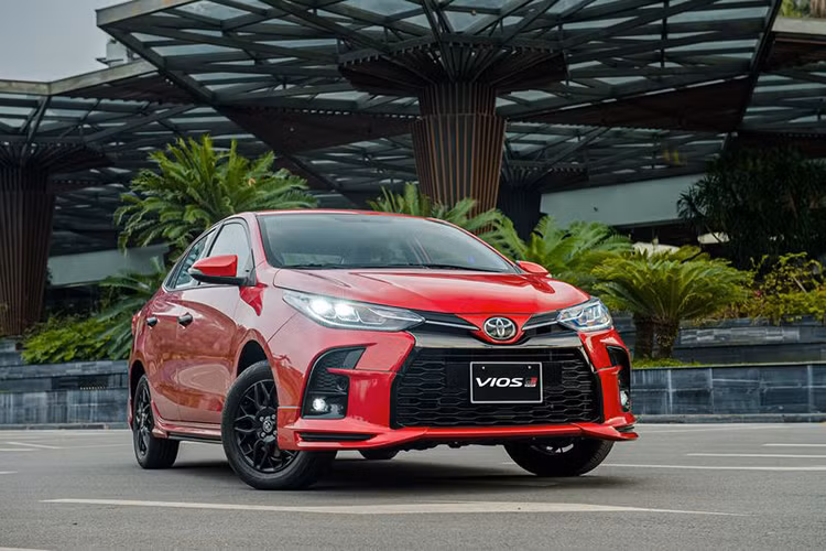 Tính riêng tháng 11/2021, Toyota Vios có doanh số tăng trưởng đáng kể với 2.739 xe, xếp vị trí thứ 2 sau Corolla Cross trong TOP xe bán chạy nhất tháng. Tính luỹ kế năm 2021 Vios có doanh số đạt 17.133 xe. Tuy không còn “cơ hội” trở thành “ông vua” doanh số toàn thị trường, mẫu sedan hạng B vẫn có “hy vọng” với vị trí dẫn đầu phân khúc nếu cải thiện phong độ bán hàng trong tháng cuối năm.