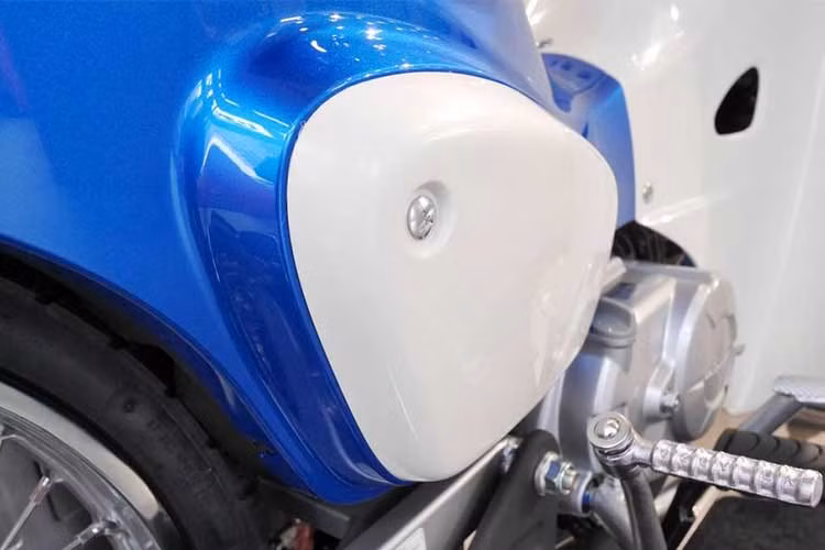 Xe sở hữu yếm nhựa mềm màu trắng, có thiết kế khá giống với những mẫu xe Honda Cub sản xuất những năm 80. Đặc biệt, cốp của xe có thể tháo rời ra được nhằm tăng cường khả năng tiện lợi trong quá trình sử dụng.