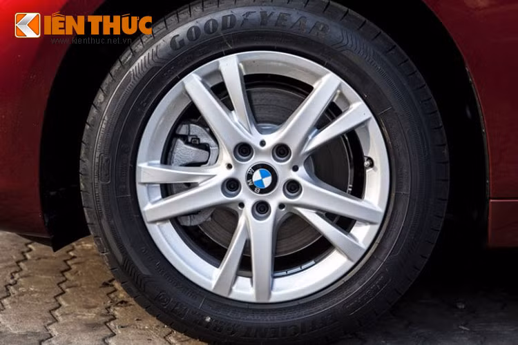  Xe được trang bị la-zăng 5 chấu kép 18 inch, lốp Good Year - mang đậm phong cách thể thao của dòng xe BMW.
