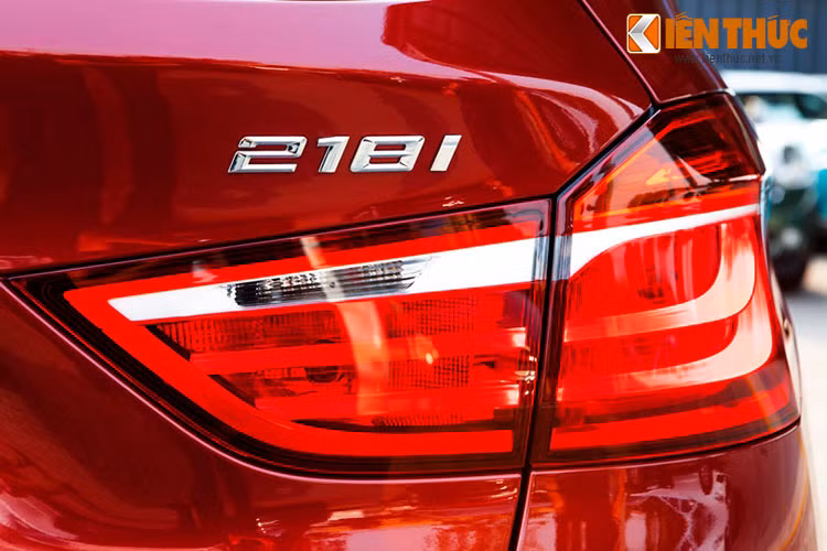 Kích thước đèn hậu của 218i Gran Tourer phiên bản mới có bề rộng lớn hơn nhiều so với các mẫu xe khác của BMW, cùng với nhiều đường nét sắc sảo như chi tiết đèn LED dạng ống được thiết kế cách điệu dạng chữ L