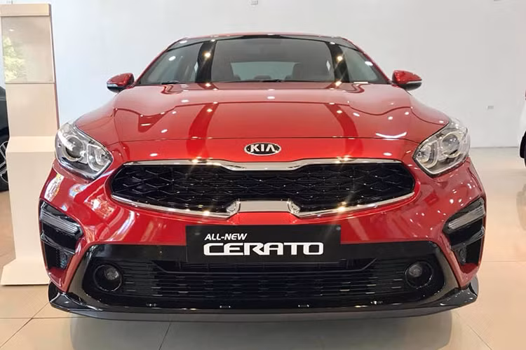 Giá bán Kia Cerato 2019 các phiên bản vẫn như cũ. Các phiên bản 1.6 MT, 1.6 AT Deluxe, 1.6 AT Luxury và 2.0 AT Premium có giá kiến nghị lần lượt là 559 triệu, 589 triệu, 635 triệu và 675 triệu đồng. Bản nâng cấp nhẹ của Cerato đã có mặt tại các đại lý và bắt đầu bán ra trong tháng 10.