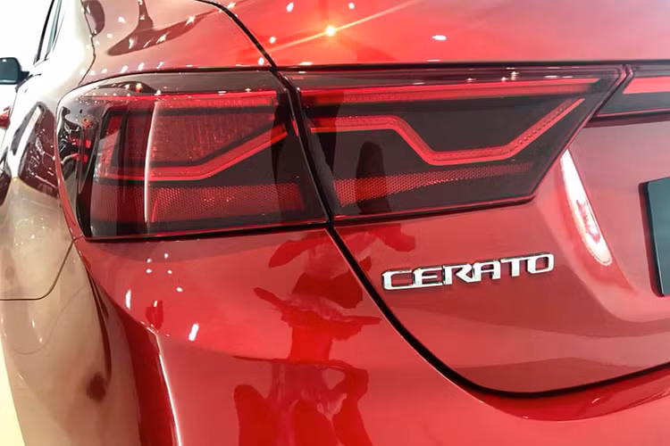 Kiểu dáng “Fastback” của xe được lấy cảm hứng từ Kia Stinger được thể hiện trên Kia All-New Cerato với phần capo được thiết kế dài hơn cùng các đường gân dập nổi chạy dọc thân xe, tạo nên một tổng thể thân xe cân đối và hài hòa, cùng phần đuôi xe được vuốt từ nóc xuống cốp sau mang đem lại vẻ trẻ trung và cá tính.