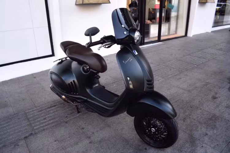Là phiên bản đặc biệt hợp tác giữa thương hiệu Giorgio Armani và Piaggio, mẫu xe ga Vespa 946 Emporio Armani trở lên đặc biệt vì mang "gen" của cả hai biểu tượng về thời trang nước Ý. Đây cũng là phiên bản kỷ niệm 40 năm thành lập Giorgio Armani và 130 năm lịch sử của Piaggio.