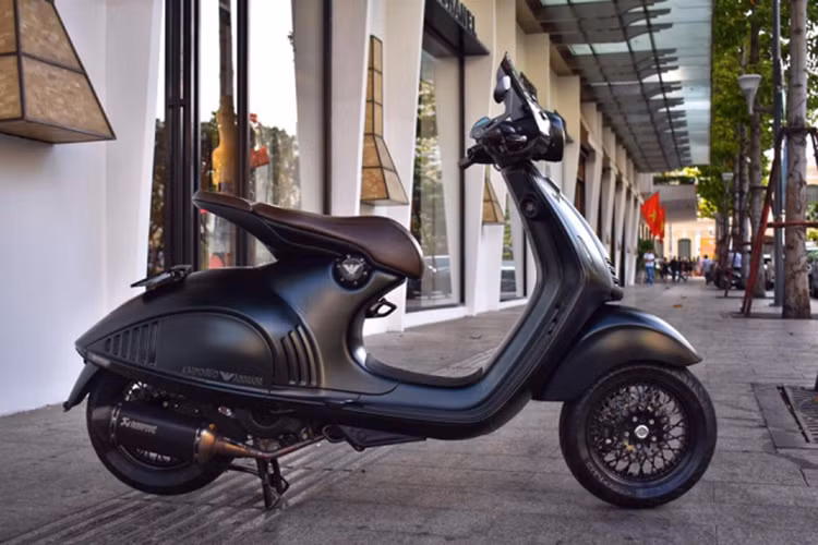 Về cơ bản, phiên bản xe ga hạng sang Vespa 946 Emporio Armani trong bài viết này không khác gì về thiết kế lẫn thông số kỹ thuật so với bản tiêu chuẩn. Điểm đặc biệt của xe đến từ màu sơn và một vài điểm nhấn với sự xuất hiện của thương hiệu thời trang Giorgio Armani.
