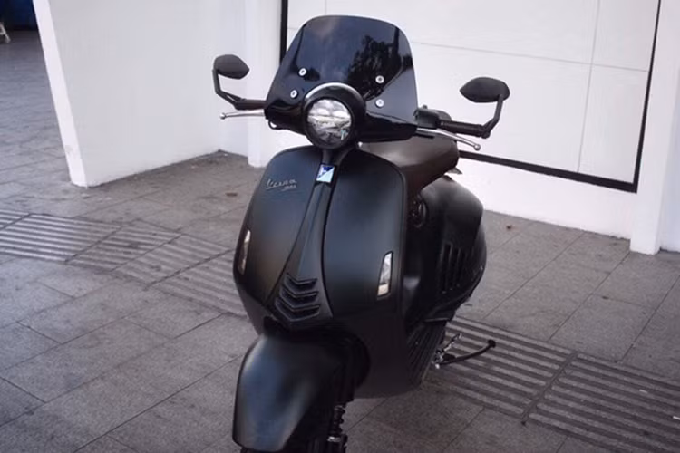 Bên cạnh những nét đẹp đậm chất thời trang mà chiếc xe đang sở hữu, chủ xe đã trang bị thêm một số phụ tùng đồ chơi để thể hiện cá tính riêng hơn, điển hình như phần kính chắn gió trước có kích thước rất to, được sản xuất dành riêng cho các dòng xe Vespa sử dụng, sản phẩm được bán chính hãng tại các cửa hàng của Piaggio.