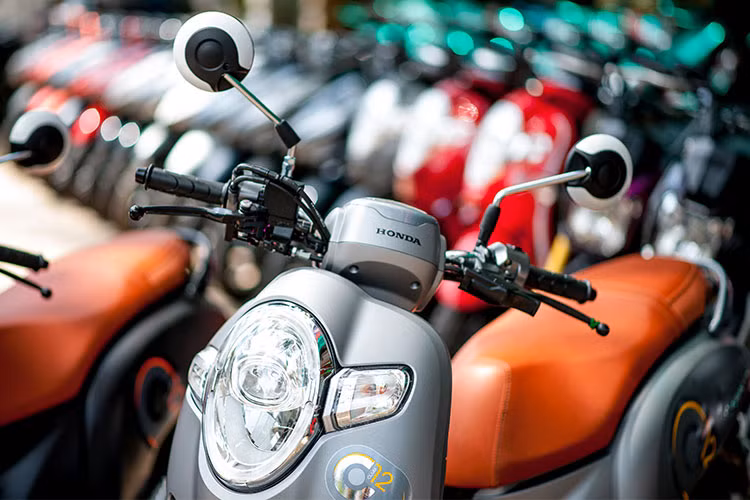 Scoopy-i 2018 vẫn được hãng xe máy Honda giữ lại thiết kế đèn pha dạng "quả trứng" chiếm gần hết diện tích yếm trước giống như phiên bản cũ nhưng đèn pha của xe đã được ứng dụng công nghệ chiếu sáng LED. Bên cạnh đó, cặp đèn xi-nhan cũng được thiết kế lại và nối liền với đèn pha, thay vì tách rời trên tay lái như trước.
