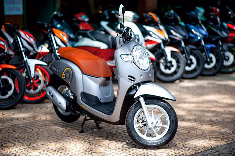 Giống như các thế hệ trước đây, Scoopy i vẫn giữ nguyên thiết kế theo phong cách nữ tính với những đường nét tròn trịa, đáng yêu và cá tính. Tuy nhiên trên phiên bản mới này, nhiều chi tiết bên ngoài của chiếc xe đã được Honda cập nhật lại theo hướng hiện đại và cá tính hơn.