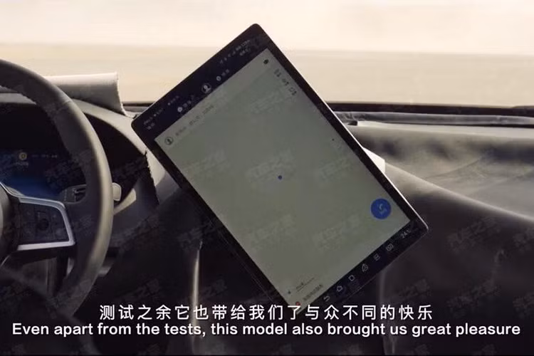 Khi mua Denza X, khách hàng có thể chọn 1 trong 2 loại động cơ. Thứ nhất là hệ thống động cơ plug-in hybrid với máy xăng 4 xi-lanh, tăng áp, dung tích 2.0 lít có công suất tối đa 189 mã lực, hai mô-tơ điện và cụm pin. Trong đó, mô-tơ điện nằm trên cầu trước có công suất tối đa 148 mã lực và con số tương ứng của mô-tơ điện trên cầu sau là 242 mã lực.