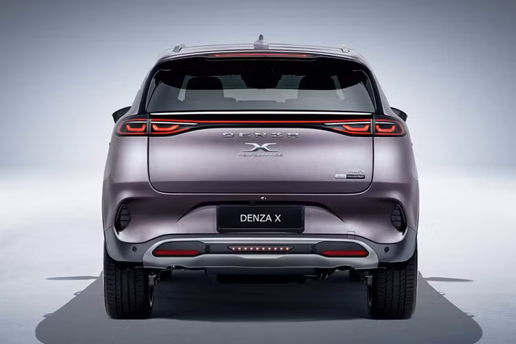 Về cơ bản, đây chính là hệ thống động cơ đã được dùng cho mẫu SUV Trung Quốc BYD Tang. Điều này không có gì ngạc nhiên vì Denza X vốn dùng chung cơ sở gầm bệ với BYD Tang. Hệ thống động cơ kể trên tạo ra công suất tổng cộng 396 mã lực, cho phép xe tăng tốc từ 0-100 km/h trong thời gian dưới 5 giây.