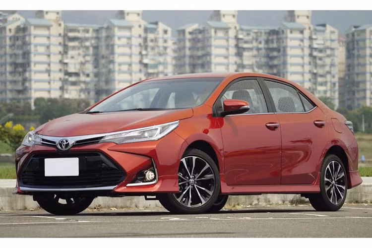 Mới đây, các đại lý đã đồng loạt mở cọc đối với Toyota Corolla Altis 2020 mới tuy nhiên không phải là thế hệ mới nhất từng ra mắt thị trường Thái Lan hồi năm 2019 mà chỉ đơn thuần là bản nâng cấp nhẹ thay đổi một số chi tiết ngoại thất và bổ sung thêm trang bị.