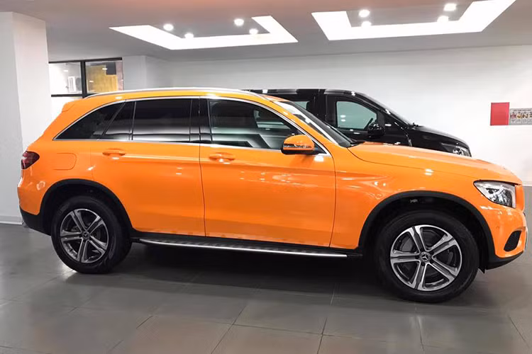 Về tổng thể, mẫu xe Mercedes-Benz GLC trông mềm mại hơn so với dòng tiền nhiệm GLK. Kích thước tổng thể của xe lần lượt là 4.656 x 1.890 x 1.644 mm, chiều dài cơ sở đạt 2.873 mm. Mặc dù có kích thước tổng thể lớn hơn, chiếc dài cơ sở lớn hơn, nhiều trang bị hơn, Mercedes GLC-Class mới vẫn nhẹ hơn phiên bản GLK trước tới 80 kg.