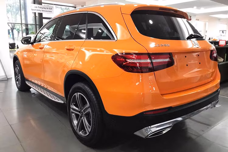 Trên mẫu GLC 250 4MATIC sở hữu màu cam độc đáo tại Hà Nội này, xe được trang bị mâm hợp kim nhôm cỡ lớn kích thước 18 inch. Bên cạnh đó, xe còn được trang bị những tấm ốp mạ chrome, vòm bánh tối màu, bậc lên xuống và giá để hành lý trên nóc xe bằng hợp kim nhôm đậm chất SUV...