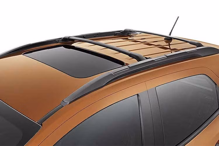 Phần thân xe của EcoSport Storm 2018 mới được trang trí bằng bộ decal sọc đơn giản nhưng mạnh mẽ, trong khi xung quanh thân có các tấm ốp nhựa lớn hơn. Bên cạnh đó, thiết kế mâm xe cũng mang màu đen hoàn toàn. 