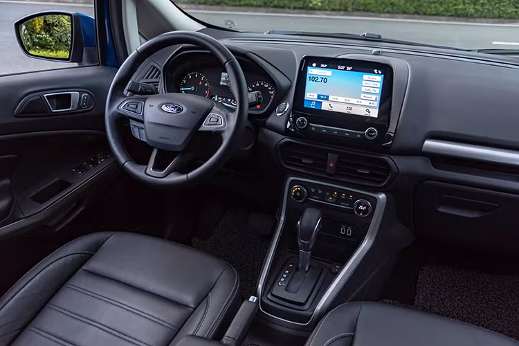 Bên trong nội thất, phiên bản Titinium của Ford EcoSport 2020 vẫn còn đó các trang bị khác như màn hình cảm ứng 8 inch cùng hệ thống SYNC 3, khởi động nút bấm, gạt mưa tự động, đèn pha tự động, ghế ngồi bọc da, hộc giữ lạnh, âm thanh 7 loa...