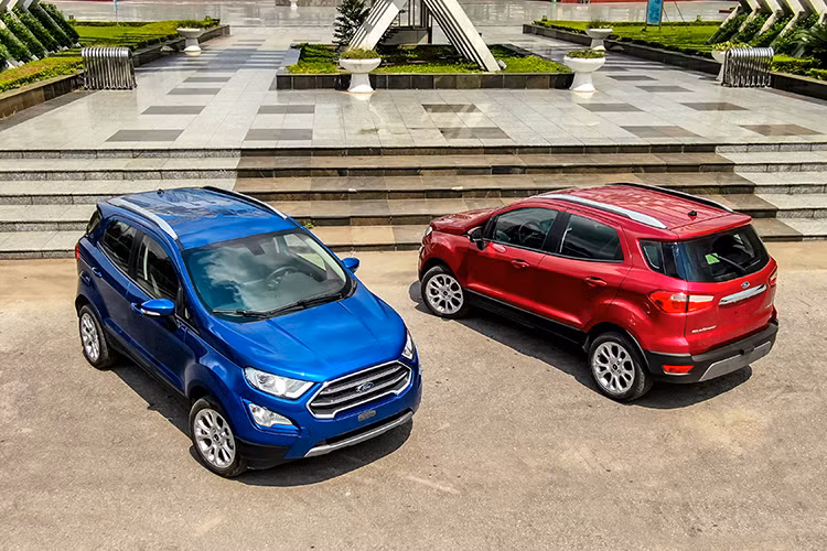 Ở phiên bản 2020, ngoại hình của Ford EcoSport thế hệ mới đã được tinh chỉnh lại nhằm phát huy tối đa khả năng linh hoạt khi di chuyển trong đô thị bằng cách loại bỏ chụp ốp bánh xe dự phòng phía sau. Phiên bản Ambient đã không còn nằm trong danh sách lựa chọn. Cùng với đó là hộp số sàn cũng không còn nữa.