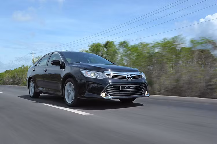 Điểm đáng chú ý nhất của lần nâng cấp này đó là Toyota Việt Nam đã giảm giá đồng loạt cả 3 phiên bản Camry 2016. Cụ thể, bản 2,5Q giảm 31 triệu đồng (từ 1,414 tỷ xuống 1,383 tỷ đồng), bản 2.5G giảm 27 triệu đồng (từ 1,263 tỷ xuống 1,236 tỷ đồng) và bản 2.0E giảm 24 triệu đồng (từ 1,122 tỷ xuống 1,098 tỷ đồng).