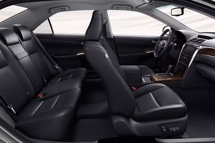 Về trang bị an toàn, trước đó chỉ có bản 2.5Q thì nay cả 3 phiên bản Camry sẽ không còn sự phân biệt về túi khí khi đều được trang bị 7 túi khí (Túi khí người lái &amp; hành khách phía trước, bên hông phía trước, túi khí rèm, đầu gối người lái). Ngoài ra các tính năng như; khởi hành ngang dốc, camera lùi và cảm biến góc... cũng xuất hiện.
