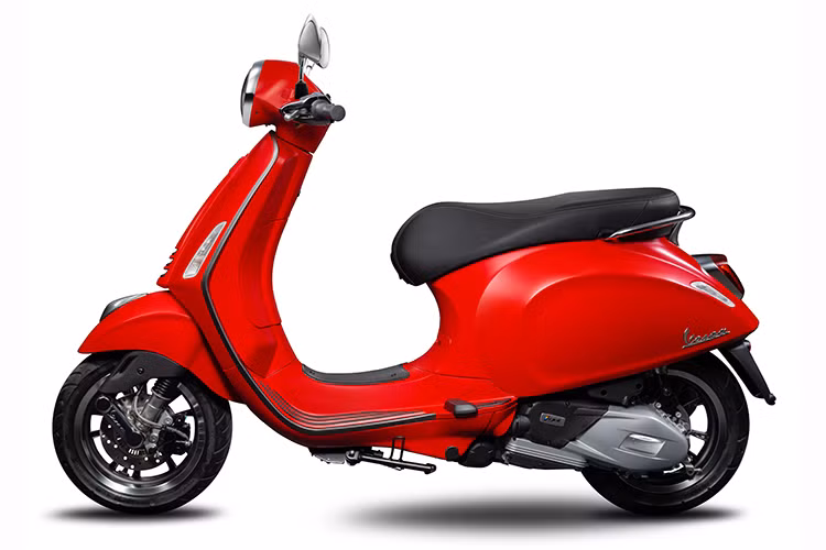 Phiên bản phong cách mới Vespa Primavera S sử dụng tông màu sơn mới đỏ nhám độc đáo và cá tính. Sự tinh tế và tỉ mỉ thể hiện ở thiết kế chú ý đến từng chi tiết như các chi tiết mạ nhôm xám, hệ thống đèn LED trước hai tầng, đèn LED sau, yên xe đen với chỉ viền màu xám.