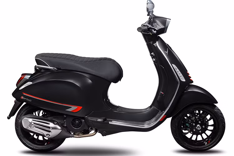 Trên phiên bản thể thao mới, mẫu xe ga Vespa Sprint S 2019 được dựa trên thiết kế năng động sẵn có của phiên bản Vespa Sprint hiện tại - mẫu xe tay ga đầu tiên trong phân khúc sở hữu vành bánh xe 12 inch.