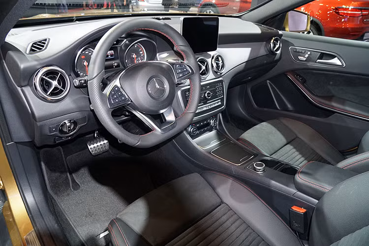 Nội thất bên trong chiếc xe GLA 2018 mang nhiều điểm tương đồng với mẫu xe GLC của Mercedes-Benz. Nó trở nên sinh động hơn khi khách hàng có thể lựa 12 gam màu từ hệ thống đèn viền nội thất Ambient Lighting. Camera lùi là trang bị tiêu chuẩn cho 2 phiên bản, cung cấp hình ảnh qua màn hình TFT 8-inch kết hợp giải trí đa nhiệm...