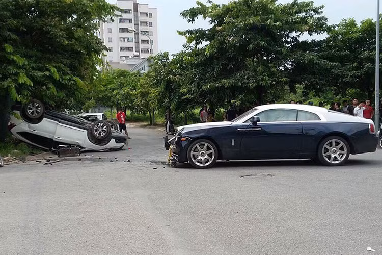 Theo thông tin từ phía đội xử lý tai nạn Công an quận Long Biên cho biết, bước đầu xác định không ai bị thương vong sau vụ tai nạn. Tuy nhiên, hai xe bị hư hỏng khá nặng. Hiện công an đang tiếp tục dựng hiện trường điều tra làm rõ nguyên nhân của vụ tại nạn này.