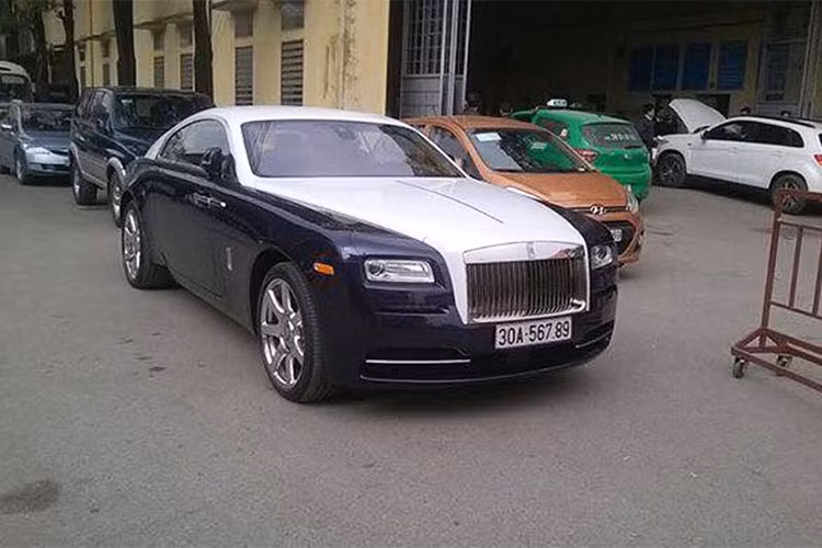 Nhiều dự đoán cho rằng, chiếc xe siêu sang này sau khi hoàn thiện thủ tục ra biển số sẽ có giá khủng trên dưới 19 tỷ đồng. Tuy nhiên với biển số thuộc dạng khủng và độc nhất Việt Nam được đeo lên mình - chắc chắn mức giá Rolls-Royce Wraith còn tăng hơn nữa. Chỉ đáng tiếc là nó vừa gặp hạn ngay trong ngày đầu tiên của "tháng cô hồn".