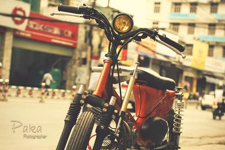 Khung sườn của xe được giữ nguyên chỉ đánh bóng và sơn lại. Dàn áo trên xe được lột bỏ hoàn toàn, chỉ để lại phần khung cùng bình xăng zin.