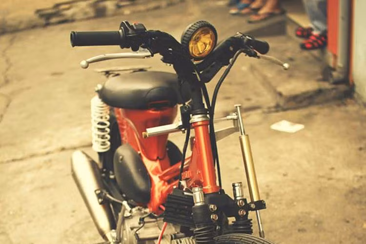 Đèn pha của xe được làm mới dạng đèn classic cổ điển, ngoài ra nó còn được trang bị thêm 2 cây trợ lực sườn và trợ lực cổ cực ngầu.