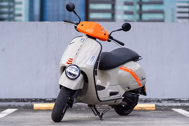 Tại thị trường Nhật Bản, giá xe Vespa GTV300 2024 có mức niêm yết là 913.000 Yên (tương đương khoảng 144,4 triệu đồng). Rại Việt Nam, Vespa GTV 300 HPE bán ra vào năm ngoái với giá 159,8 triệu đồng. 