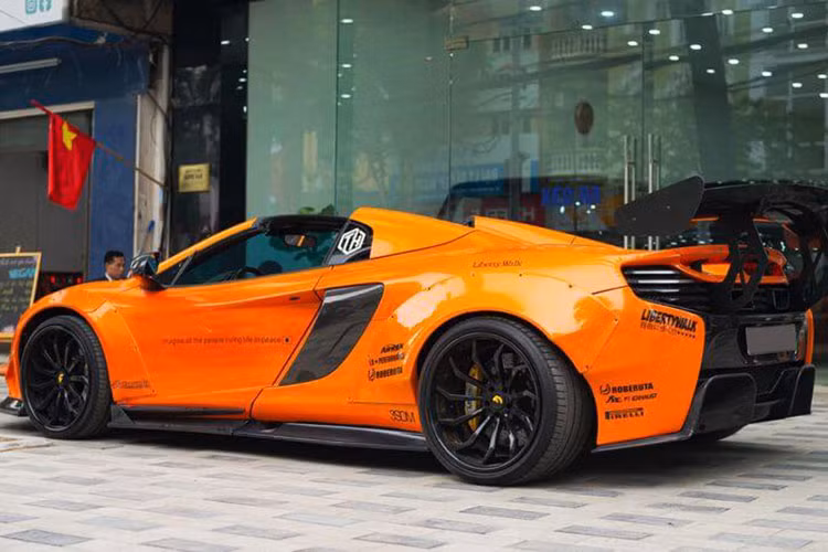 Chiếc siêu xe mui trần McLaren 650S Spider độ Liberty Walk rao bán trên 10 tỷ đồng tại Hà Nội này không có bất kỳ sự can thiệp nào ở khối động cơ V8, tăng áp kép, dung tích 3,8 lít của xe, sức mạnh này giúp xe sản sinh công suất tối đa 641 mã lực.
