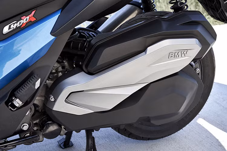 Phía trước C400X cũng có hai hộc chưa đồ nhỏ gọn như chìa khóa, ví tiền và sạc điện thoại thông qua công sạc 12V. Khách hàng còn có thể lựa chọn mua thêm giá chở hàng hai bên và thùng gắn trên ba ga sau. Nhưng điều tạo nên sự vượt trội của C400X so với các đối thủ cùng phân khúc lại là một loạt các công nghệ được trang bị trên xe.