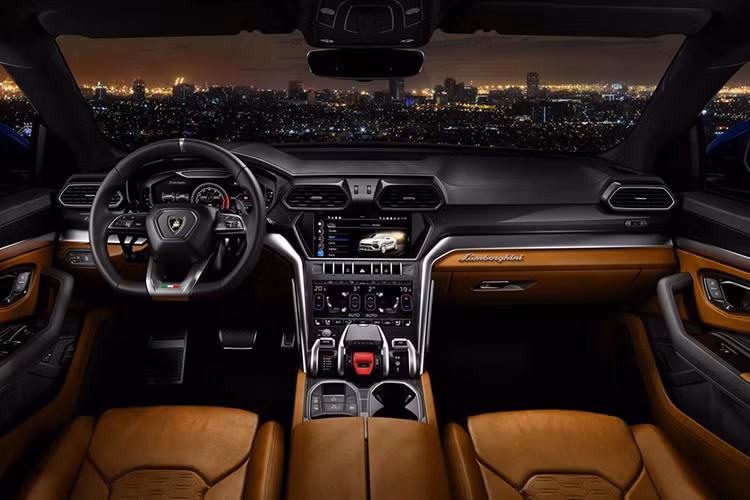 Nội thất của bản Urus tiêu chuẩn là cấu hình 5 chỗ ngồi, tuy nhiên Lamborghini có tùy chọn cấu hình 4 chỗ ngồi với hàng thứ 2, hệ thống âm thanh tiêu chuẩn gồm 8 loa, 4 kênh song ở trang bị cao cấp hơn là hệ thống âm thanh 3D High-end Bang &amp; Olufsen Sound System 1.700W với 21 loa.