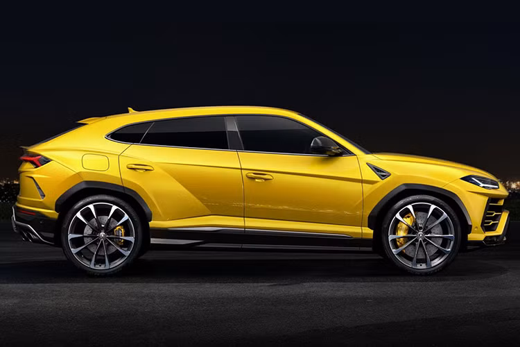 Về diện mạo ngoại thất, phần đầu phía trước của SUV Lamborghini Urus là cụm đèn pha mỏng, bộ lưới tản nhiệt dạng tổ ong với các khe hút gió lớn, thanh ngang trên cản trước được thiết kế lại. Khu vực thân xe với kiểu tay nắm cửa và gương chiếu hậu không có gì đặc biệt, khá giống với kiểu thiết kế thường thấy trên hầu hết các loại xe phổ thông.
