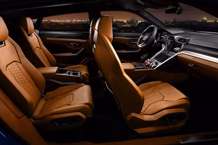 Lamborghini Urus sử dụng động cơ xăng tăng áp đặt trước – động cơ V8 4.0L Twin-Turbo. Urus cũng là chiếc Lamborghini đầu tiên trong lịch sử được trang bị động cơ tăng áp. Trong điều kiện off-road, động cơ sản sinh lượng mô-men xoắn lớn từ vòng tua thấp là rất cần thiết và đảm bảo cung cấp tối ưu khả năng đáp ứng vận hành, độ nhanh nhạy và hiệu quả.