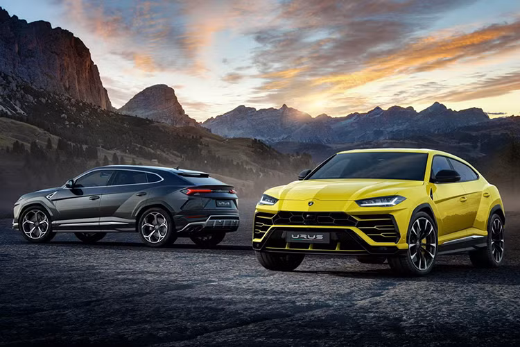 Vừa qua, tại nhà máy Sant’Agata Bolognese của Lamborghini ở vùng Emiglia-Romagna, bắc Italy. Mẫu siêu SUV Lamborghini Urus phiên bản thương mại đã chính thức được ra mắt, khởi đầu chương mới về chiếc SUV của hãng siêu xe đình đám vốn chỉ sản xuất xe thể thao gầm thấp.
