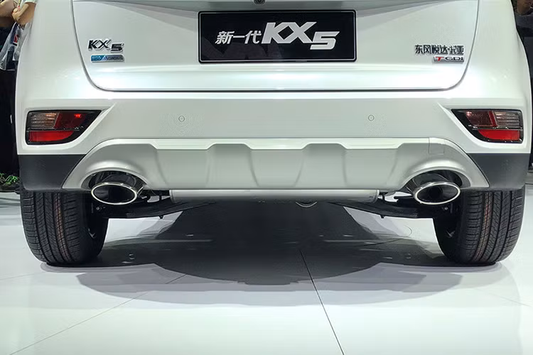 Dự kiến, Kia KX5 2019 tại Trung Quốc sẽ có 2 tùy chọn động cơ xăng như phiên bản cũ. Thứ nhất là máy 4 xi-lanh, tăng áp, dung tích 1,6 lít, sản sinh công suất tối đa 177 mã lực, đồng hành cùng hộp số tự động ly hợp kép 7 cấp và hệ dẫn động 1 cầu hoặc 2 cầu. Trong khi đó, động cơ xăng 4 xi-lanh, hút khí tự nhiên, dung tích 2.0 lít có công suất tối đa 165 mã lực lại kết hợp với hộp số sàn 6 cấp.