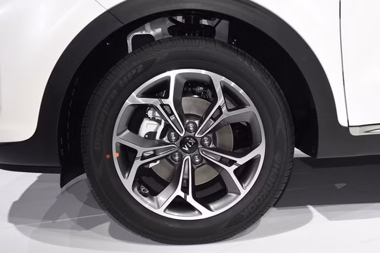 Bên sườn của Kia KX5 2019 xuất hiện bộ vành la-zăng 5 chấu hình chữ Y cách điệu giống của Sportage ở thị trường nước ngoài. Trong khi đó, trên đuôi xe của Kia KX5 2019 có cụm đèn hậu nối liền với nhau tương tự Sportage nhưng tạo hình bên trong lại khác.