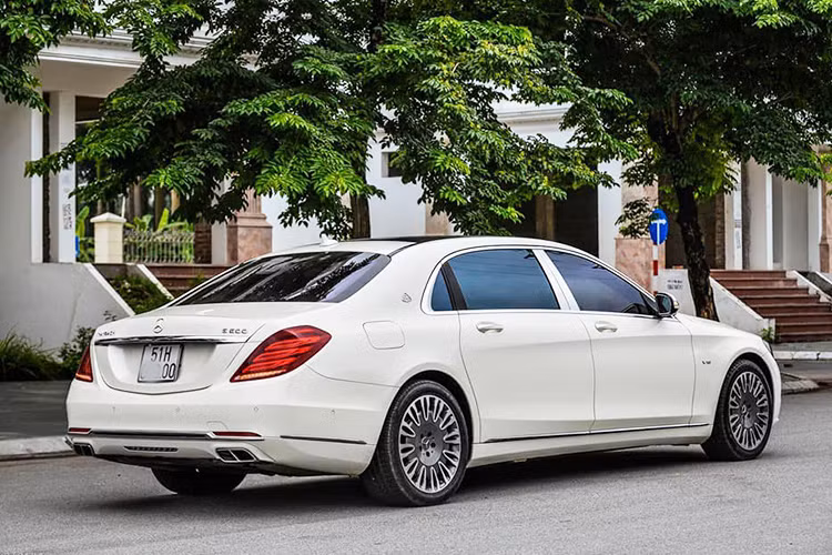 Mẫu xe sang Mercedes-Maybach S600 được giới thiệu lần đầu tiên tại Việt Nam vào năm 2015 đi kèm giá bán 9,669 tỷ đồng. Đến tháng 7/2016, sau khi biểu thuế tiêu thụ đặc biệt mới chính thức được áp dụng, giá bán của Maybach S600 tăng mạnh lên mức hơn 14,4 tỷ đồng.
