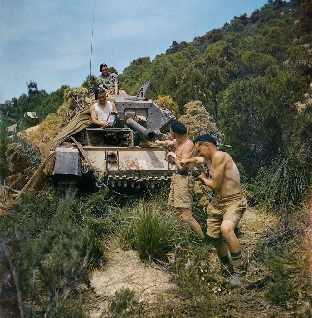 Đội binh sỹ làm sạch nòng súng tháng 5/1943.(Nguồn: mashable.com)