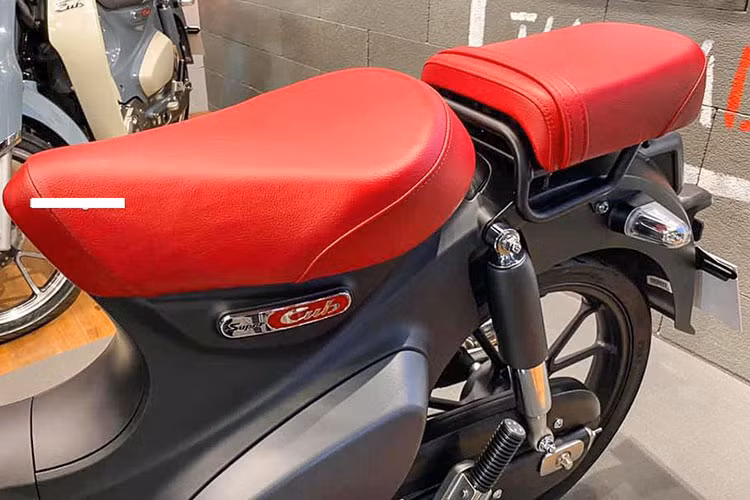 Phiên bản mới của Super Cub C125 vẫn sở hữu dáng dấp của một chiếc xe hiện đại, thể hiện rõ rệt qua các đường nét gãy, chuyển hướng dứt khoát trên các chi tiết như ốp hông, chắn bùn hay ốp mặt nạ của xe... đáng chú ý, phần yên sau của xe đã được trang bị (không còn là phụ kiện đi kèm).