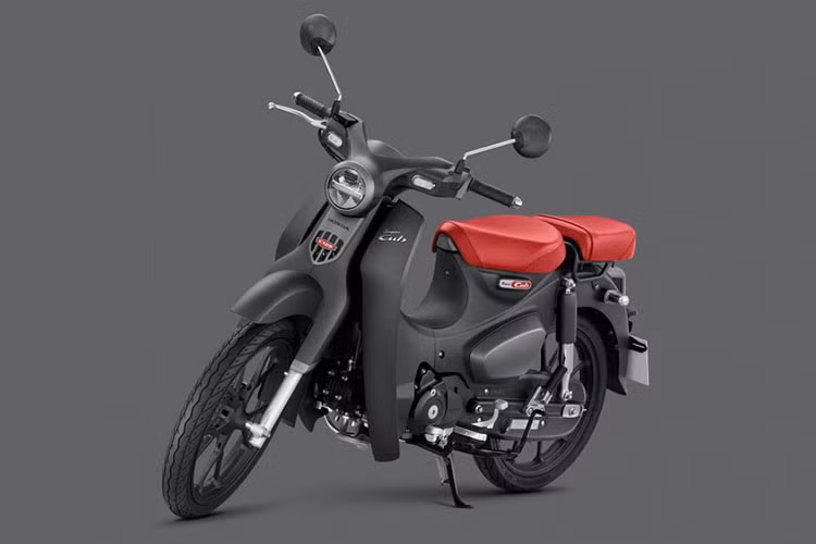 Hiện tại, giá xe Honda Super Cub C125 đang được bán ra tại thị trường Thái Lan từ 89.000 Baht (tương đương khoảng 65 triệu đồng) với 3 phiên bản màu gồm Original Blue (Xanh dương), Essence Grey (Xám) và Gentle Black (Đen mờ). Sự xuất hiện của phiên bản màu Đen mờ sẽ mang đến cho khách hàng thêm lựa chọn màu sắc đẹp hơn, tôn vinh sự kinh điển của Honda Super Cub.