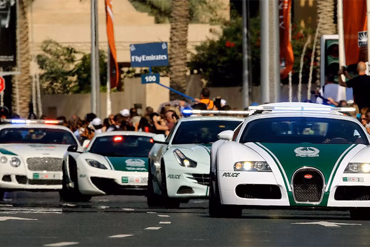 Ngoài Dubai cảnh sát Italia cũng nên có Lamborghini Urus trong đội xe của mình. Yên tâm, nhà thiết kế Aksyonov Nikita cũng đã có ý tưởng cho họ. Trước đây Lamborghini cũng từng tặng cho cảnh sát Italia những chiếc siêu xe khác như Gallardo hay Huracan; và có lẽ sắp tới là Urus. 