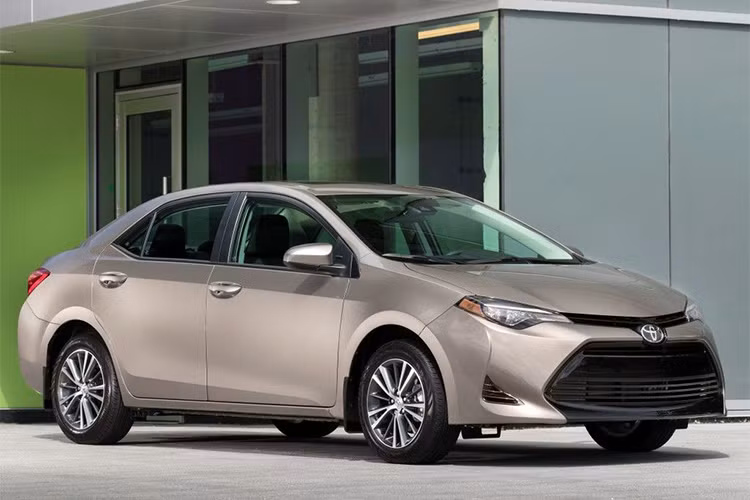 Những hình ảnh phác thảo đầu tiên về mẫu xe sedan Toyota Corolla Altis phiên bản 2019 dưới bàn tay của họa sĩ Jonathan Machado vừa được công bố. Theo đó, mẫu sedan hạng C có nhiều thay đổi đáng kể về đường nét thiết kế, sang trọng và tinh tế hơn so với người tiền nhiệm.