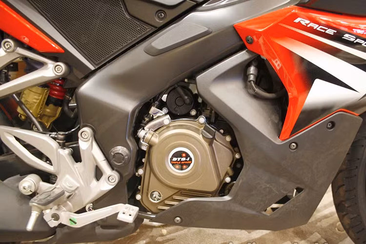 Động cơ Bajaj Pulsar RS200 2017 vẫn là loại xy-lanh đơn, dung tích 199,5 cc tương tự Pulsar 200NS. Tuy nhiên, động cơ đã được bổ sung hệ thống phun nhiên liệu trực tiếp. Đồng hành với hộp số 6 cấp, động cơ tạo ra công suất tối đa 24,5 mã lực tại vòng tua máy 9.750 vòng/phút và mô-men xoắn cực đại 18,6 Nm tại vòng tua máy 8.000 vòng/phút.