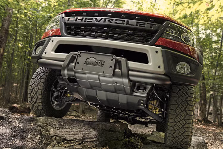 Tính năng off-road trên biến thể bán tải Chevrolet Colorado ZR2 Bison được cải thiện tốt hơn, xe được trang bị 5 tấm chắn bảo vệ gầm ở khu vực bình nhiên liệu, hộp phân phối công suất và bộ vi sai trước - sau. Các tấm bảo vệ được chế tạo từ thép Boron do AEV thiết kế.