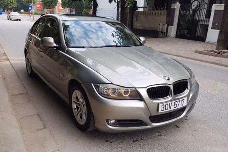 Chiếc xe sang BMW 320i cũ đời 2009 hiện đang được chủ nhân rao bán tại Hà Nội thuộc phiên bản nâng cấp với một số thay đổi nhỏ so với thế hệ trước đó. Thời điểm 2009, xe được Euro Auto phân phối chính hãng với giá khoảng 60.000 USD (khoảng hơn 1,3 tỷ đồng).
