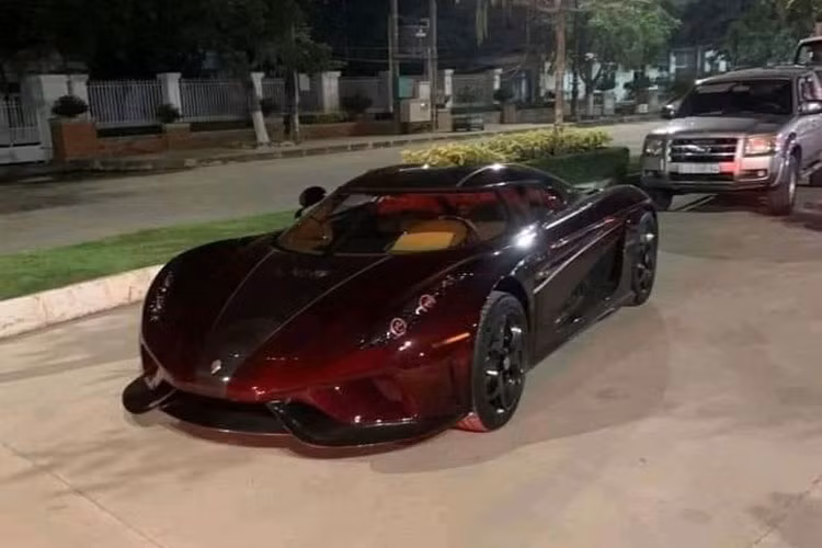 Theo ước tính, tổng số tiền mà doanh nhân Hoàng Kim Khánh sẽ phải chi để sở hữu siêu phẩm Koenigsegg Regera tại Việt Nam, sau khi nộp đầy đủ các khoản thuế phí và biển số có thể dao động từ 120 - 250 tỷ đồng (tuỳ giá xe).