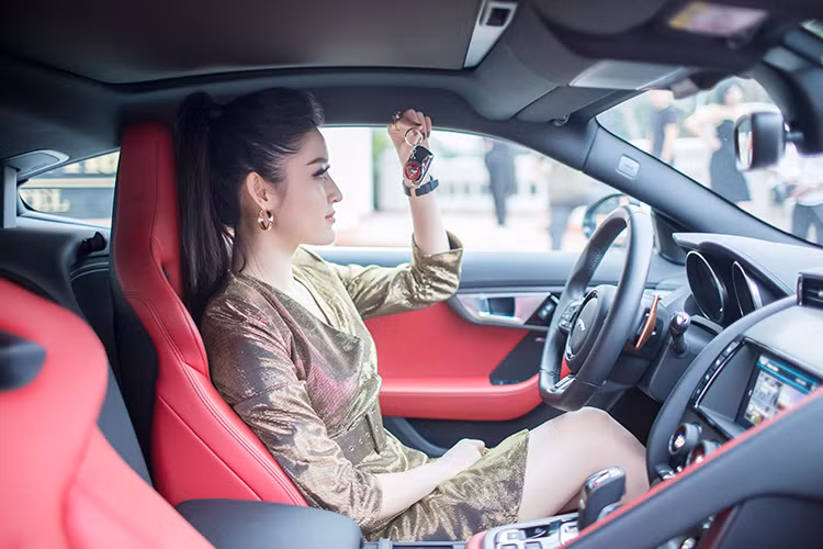 Đáng chú ý, Jaguar F-Type R Coupe mới còn gây ấn tượng khi được trang bị thêm cánh lướt gió phía trước và bên hông bằng chất liệu sợi carbon cao cấp, cách "độ" này vừa làm tăng vẻ đẹp cho mẫu xe thể thao Anh quốc, cũng như đảm nhận tính khí động học. Đuôi xe thon gọn với điểm nhấn là cụm đèn hậu trải dài khá lạ mắt.