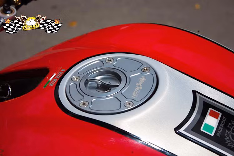 Nắp bình xăng nguyên bản của Ducati 821 đã được thay thế bằng nắp hàng hiệu NCR với lẫy khoá mới "cực độc".